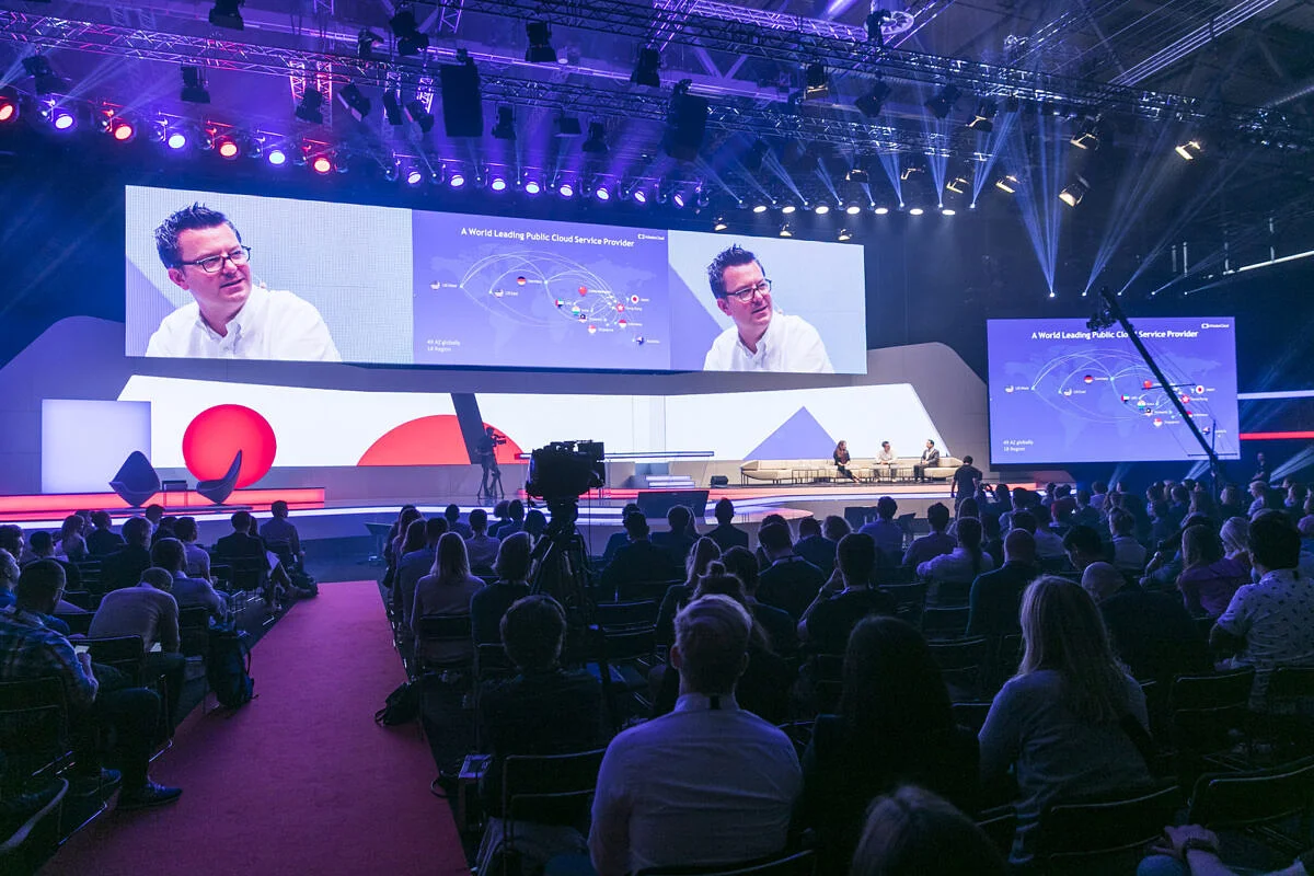Large-Wanli Min (Alibaba Cloud), Yuri van Geest (Singularity University), Olaf Rotax (dgroup part of Accenture), Rosie Hawkins (Kantar) Congress Stage, DMEXCO 2018