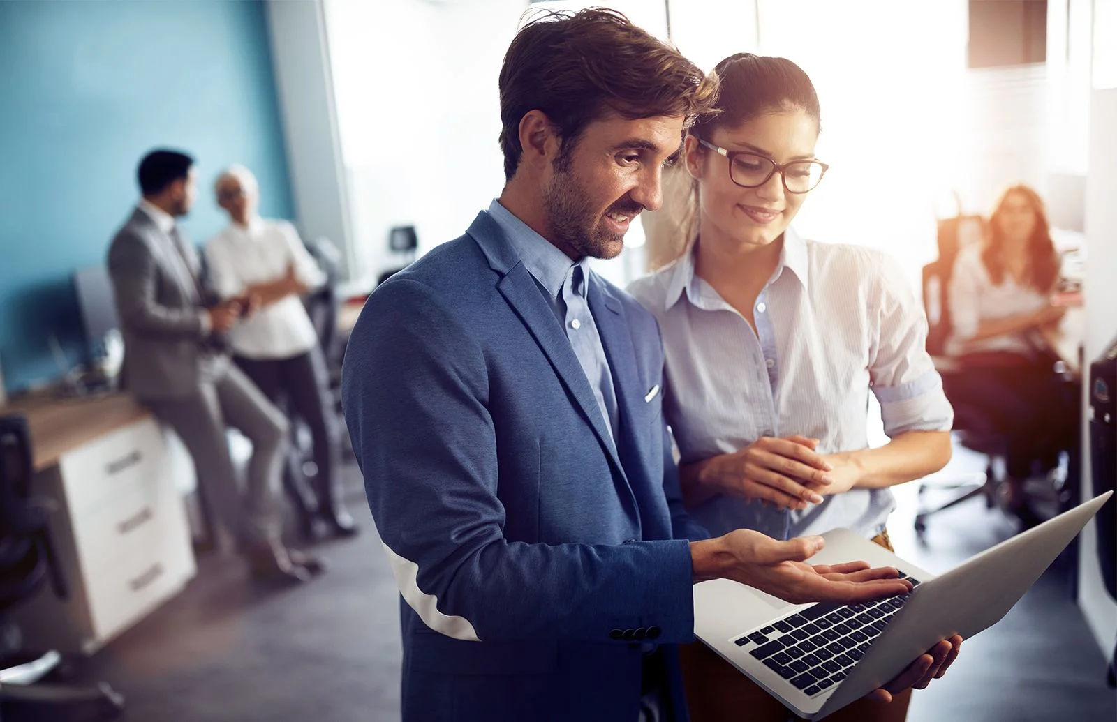 empfehlungsmarketing Two sales managers examine a referral rate.