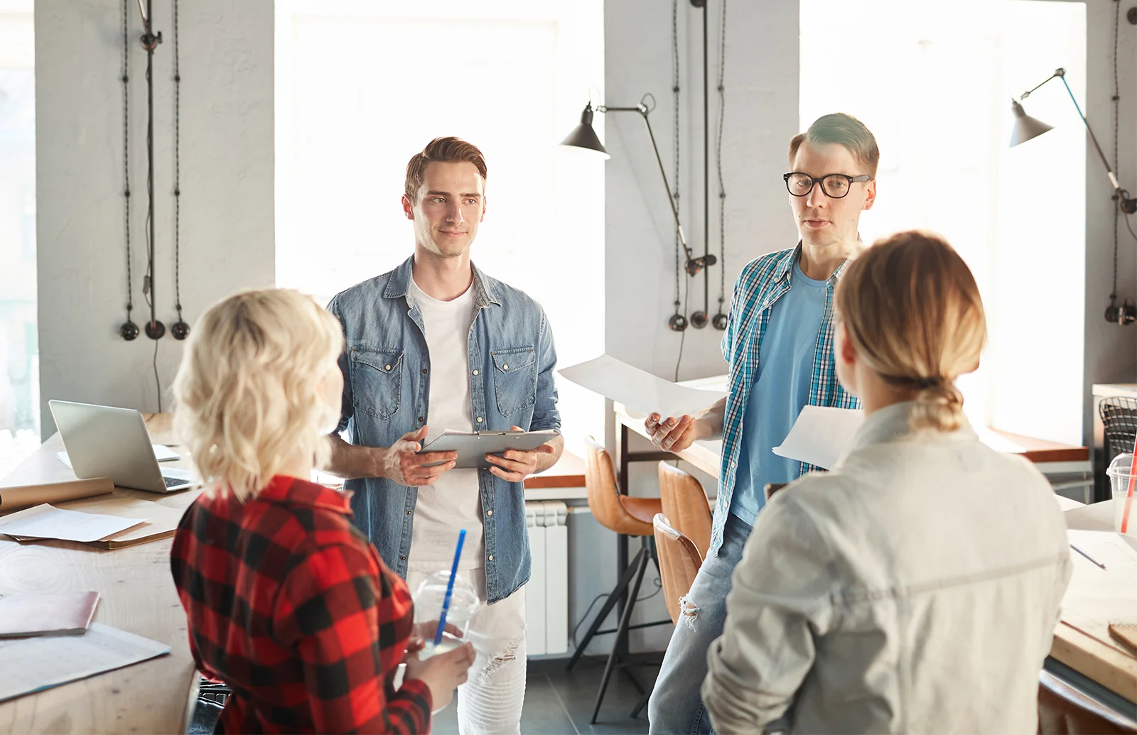 Kleine Vertriebsteams führen sich im Agile Sales weitgehend selbst. Agile Sales erfordert von agilen Vertriebsteams gegenseitige Unterstützung und offene Kommunikation von Zielen, Leistungen und Problemen.