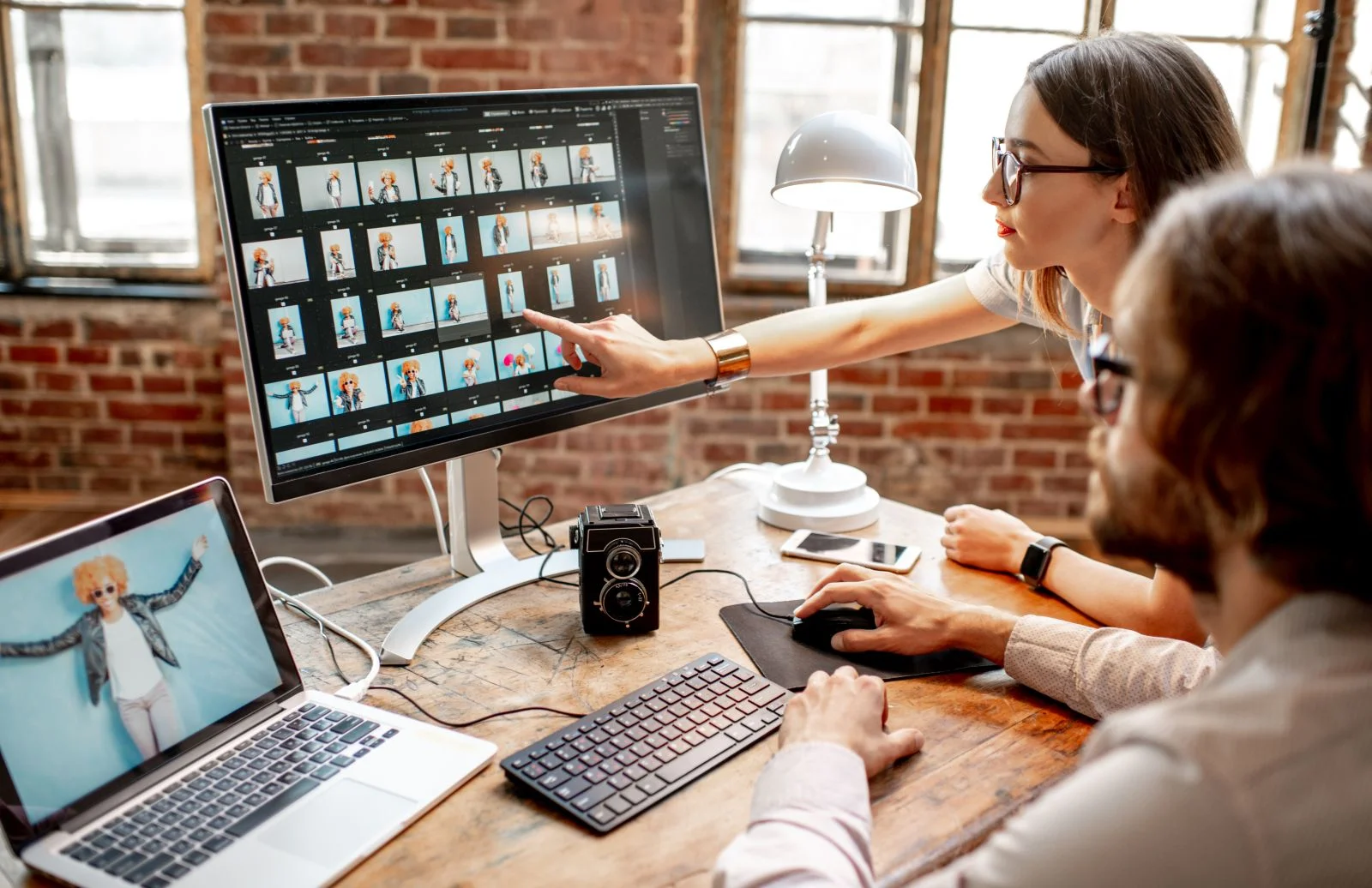 Das Lizenzmodell entscheidet auch über die Auswahl und Qualität der Bilder. Zwei Marketing-Manager kaufen Bildlizenzen.