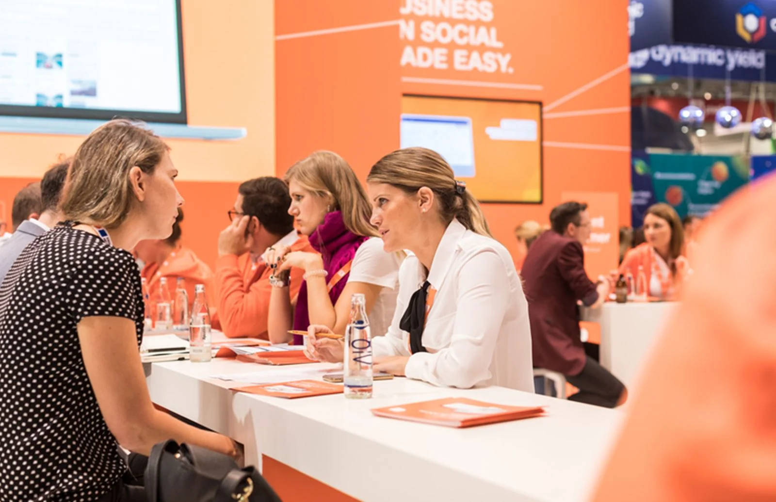 Erfolgreiches Social-Media-Management kommt kaum ohne die passenden Software-Tools aus. Auf der DMEXCO sind unter anderem zahlreiche Anbieter von Softwaretools für effizientes Social-Media-Management als Aussteller vertreten.