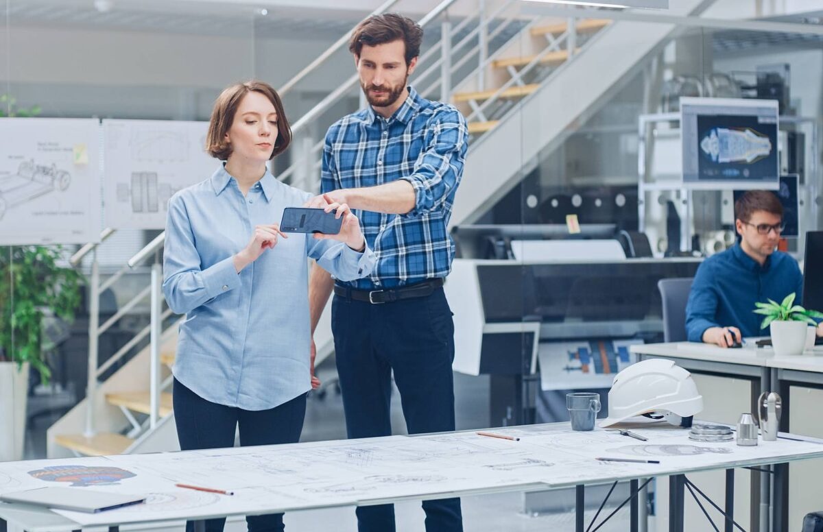 Augmented reality in the form of AR apps can offer real added value in e-commerce, but it can easily turn into a pure gimmick as well.