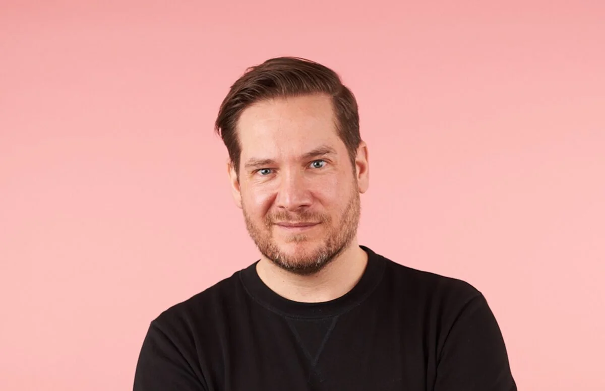 Laut Tom Nollau ist es entscheidend, dass Influencer Marketing in Zeiten von Corona eine kreative Auseinandersetzung mit der Situation sucht. Influencer-Marketing-Strategien sollten laut Tom Nollau in Zeiten der Coronakrise mit Feingefühl und Kreativität auf die derzeitige Situation angepasst werden.