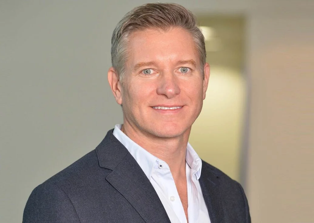Chris Davies, BBC, schafft mit „Around the World by BBC News“ ein Nachrichtenformat für Quibi Podcast mit Chris Davies