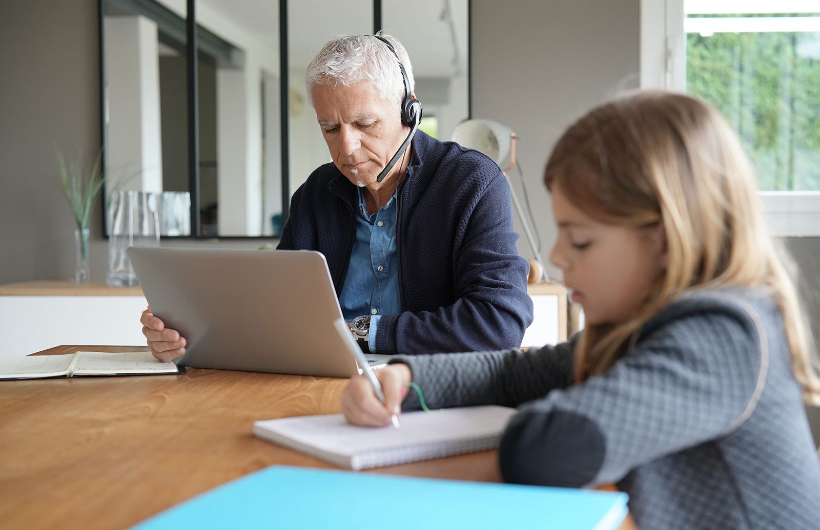 Kurzarbeit und Home Office stellen Arbeitnehmer wie Arbeitgeber in der Digitalbranche vor große Herausforderungen. In Zeiten der Corona-Krise bleibt oft nur Kurzarbeit oder Home Office. Wir klären Fragen zu Rechten, Pflichten und Datenschutzbestimmungen.