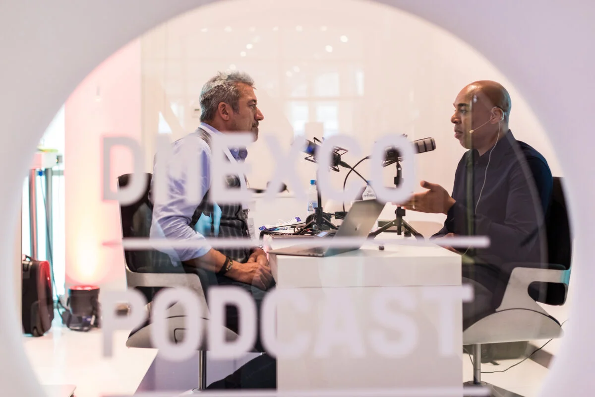 Podcast-SEO beginnt bereits vor der Produktion: Alex Wunschel im Gespräch mit Chris Denson auf der DMEXCO 2019.