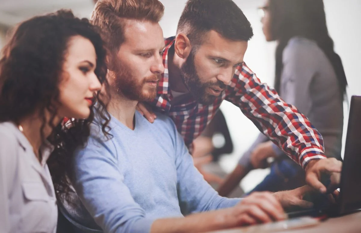 Ein Team vermeidet mit dem Konzept der Product Discovery Fehlentwicklungen.