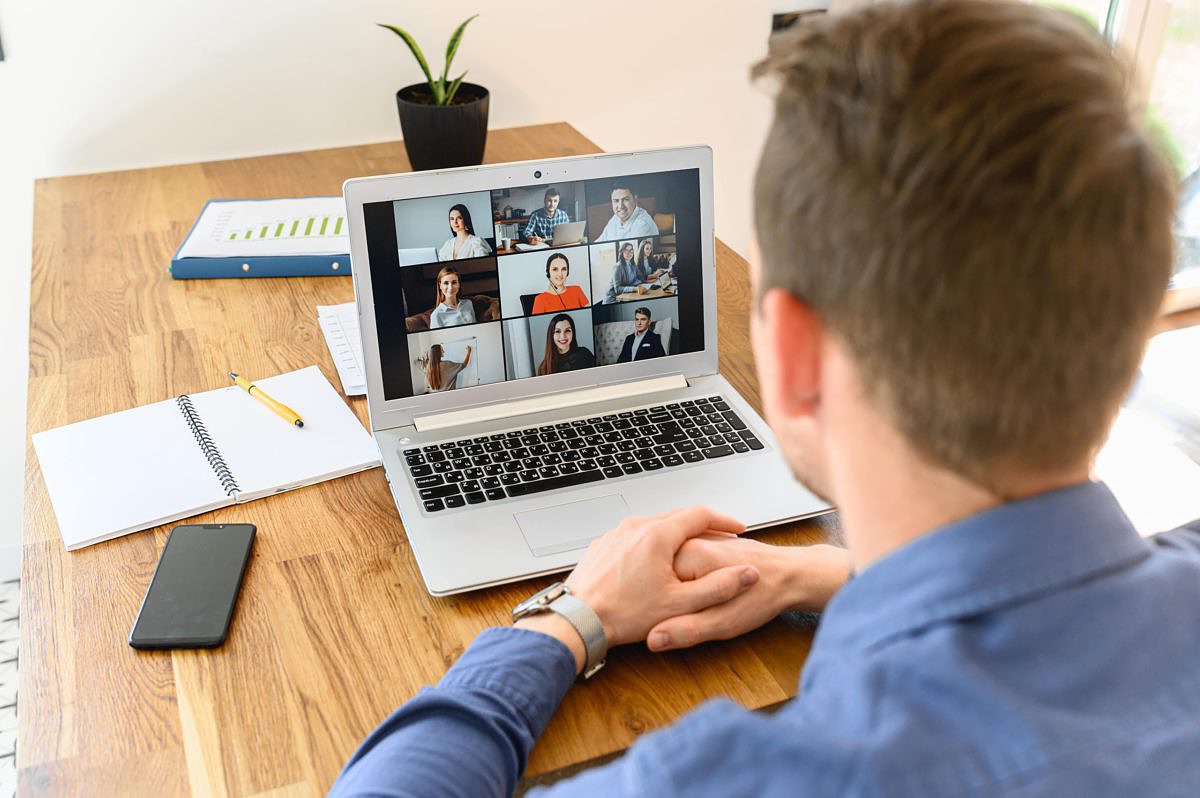 In Videokonferenzen und virtuellen Besprechungen gilt es, dem Phänomen „Meeting Fatigue“ effektiv entgegenzuwirken.