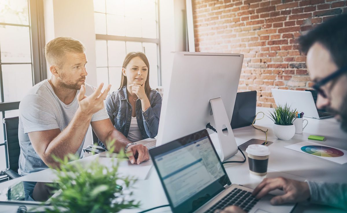 Ein Content Team arbeitet gemeinsam an der Durchführung eines Content Audits.