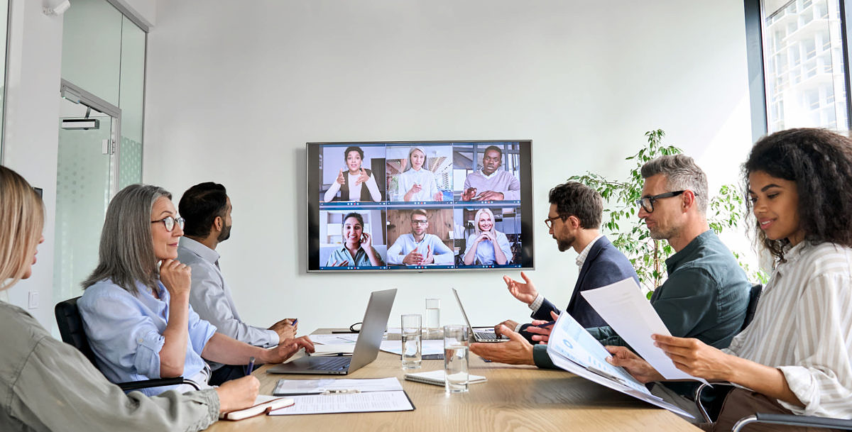 Hybride Meetings bestimmen mittlerweile den Alltag in vielen Unternehmen. Damit alles reibungslos läuft, braucht es angemessene Technik und Netiquette.