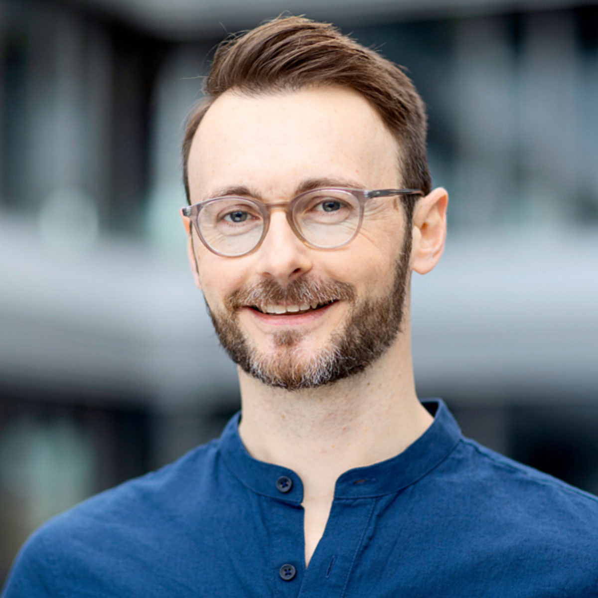 Dr. Moritz Lukas von Taxdoo – Experte in Sachen Steuern, Wirtschaftsprüfung und Finanzen. Was das VAT E-Commerce Package für Onlinehändler bedeutet, erklärt Dr. Moritz Lukas von Taxdoo.