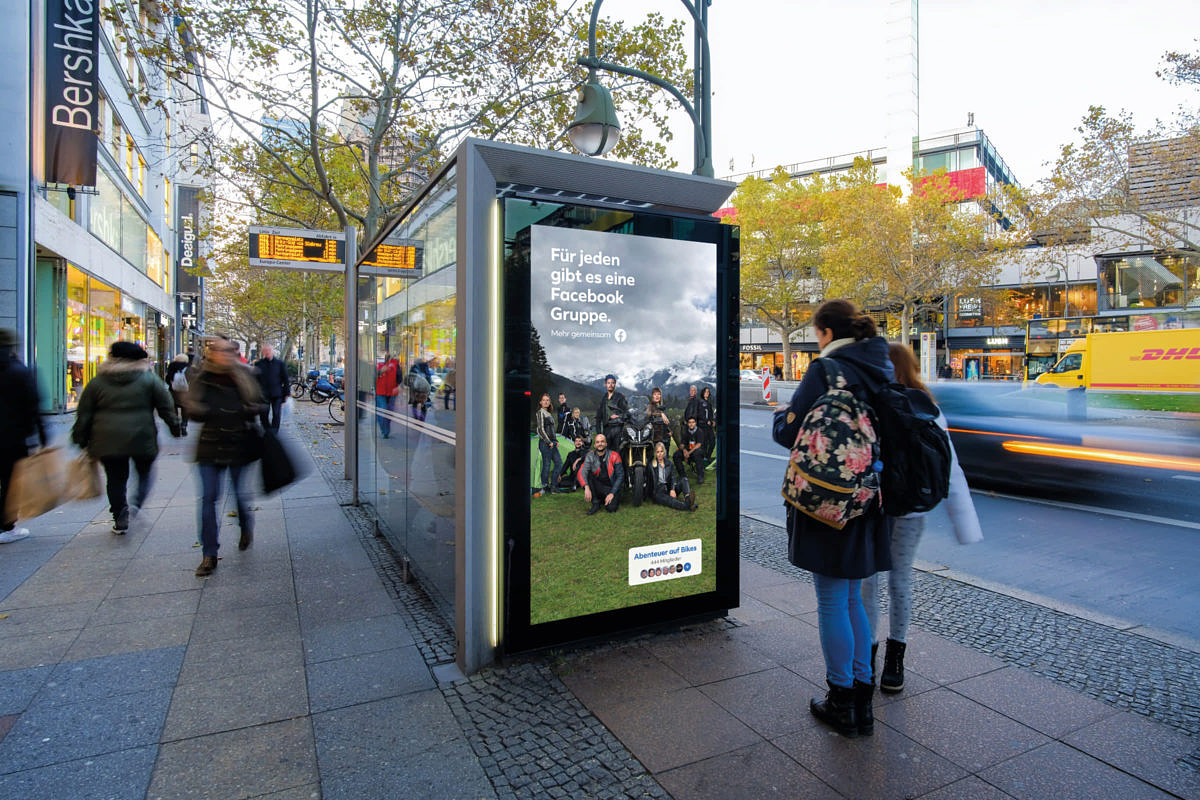 Programmatic Out of Home im Alltag Programmatic Out of Home: Facebook-Kampagne an einer Berliner Bushaltestelle.