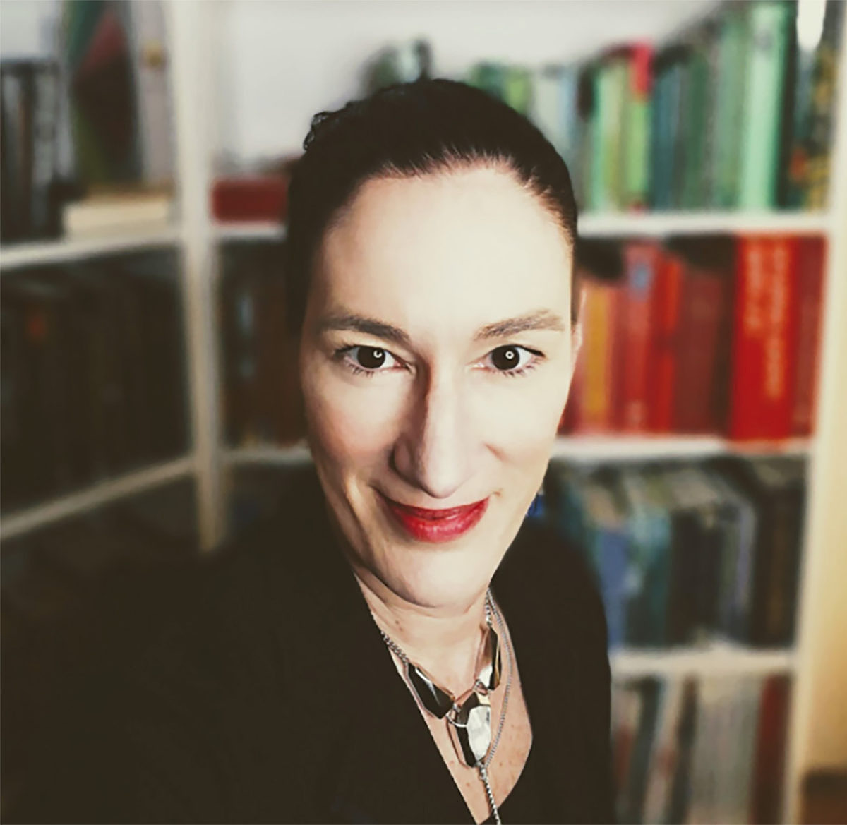 Sibylle Tretera ist Head of Creative Strategy Europe bei Pinterest und berät Unternehmen in ihrer kreativen Marketingstrategie. Sibylle Tretera, Head of Creative Strategy Europe bei Pinterest, DMEXCO Podcast.