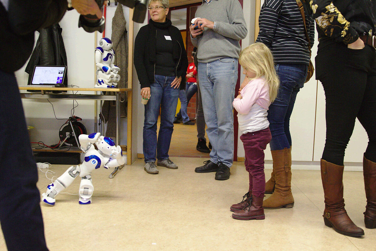 Nao-Roboter sind humanoide Roboter, die im Unterricht Anwendung finden. Humanoide Nao-Roboter kommen im Unterricht zum Einsatz.