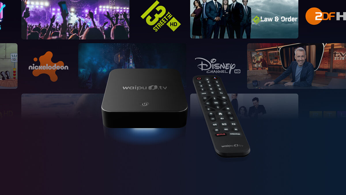 CTV Advertising auf waipu.tv umsetzen CTV Advertising: Die waipu.tv Box und eine Fernbedienung vor einer Plattform-Oberfläche, die eine Auswahl verschiedener Sender und Streamingdienste zeigt.