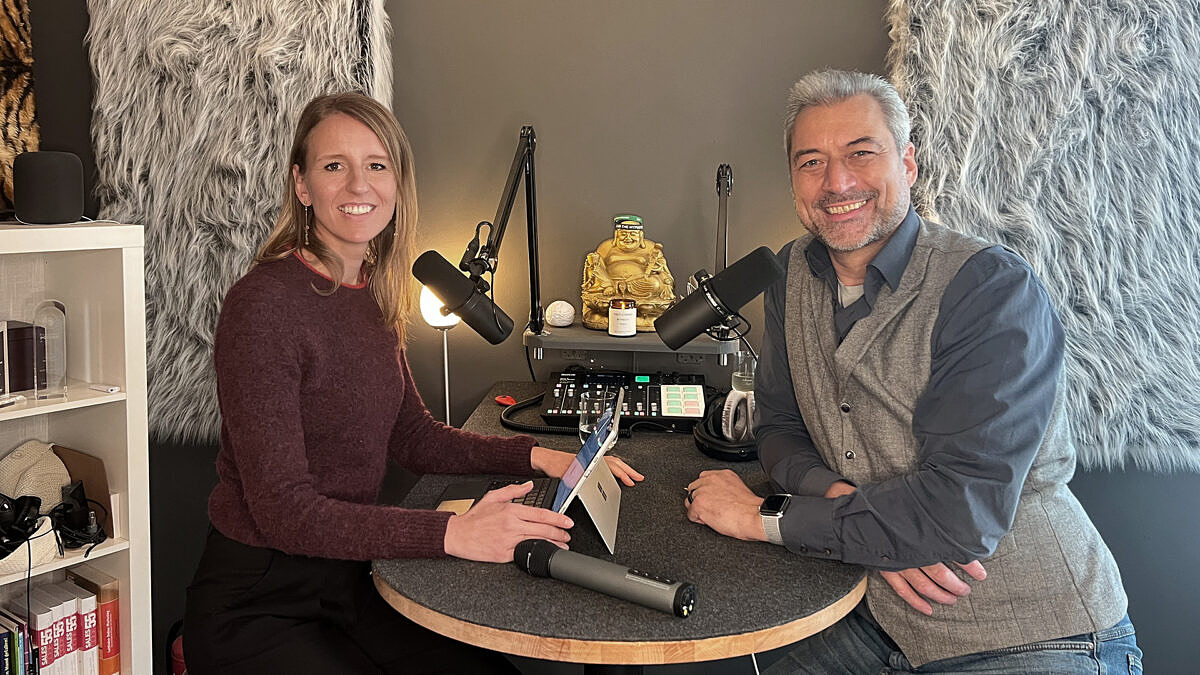 Alex Wunschel übergibt den Podcast-Staffelstab an Verena Gründel.