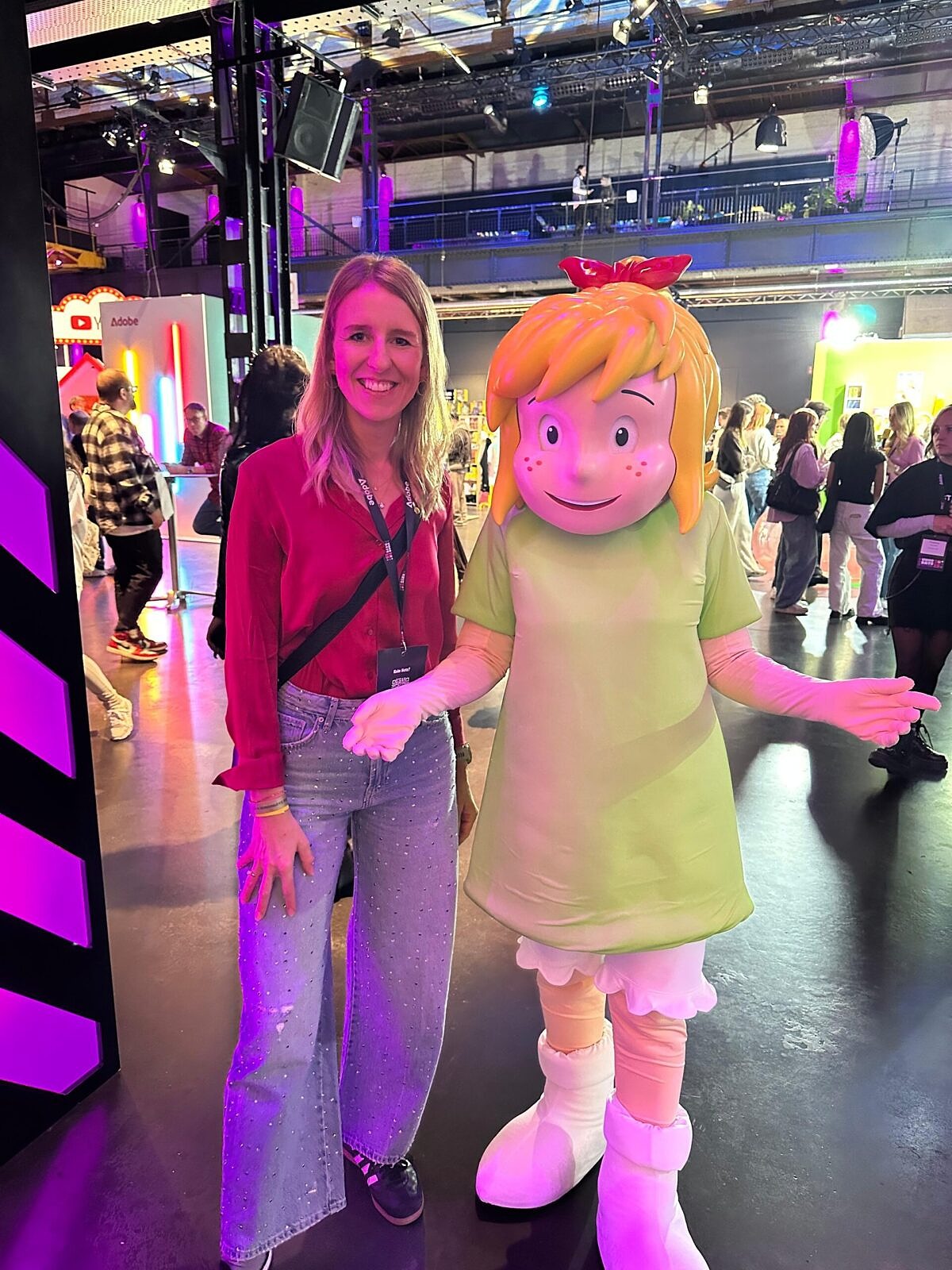 Verena Gründel posiert mit einem Bibi Blocksberg-Maskottchen