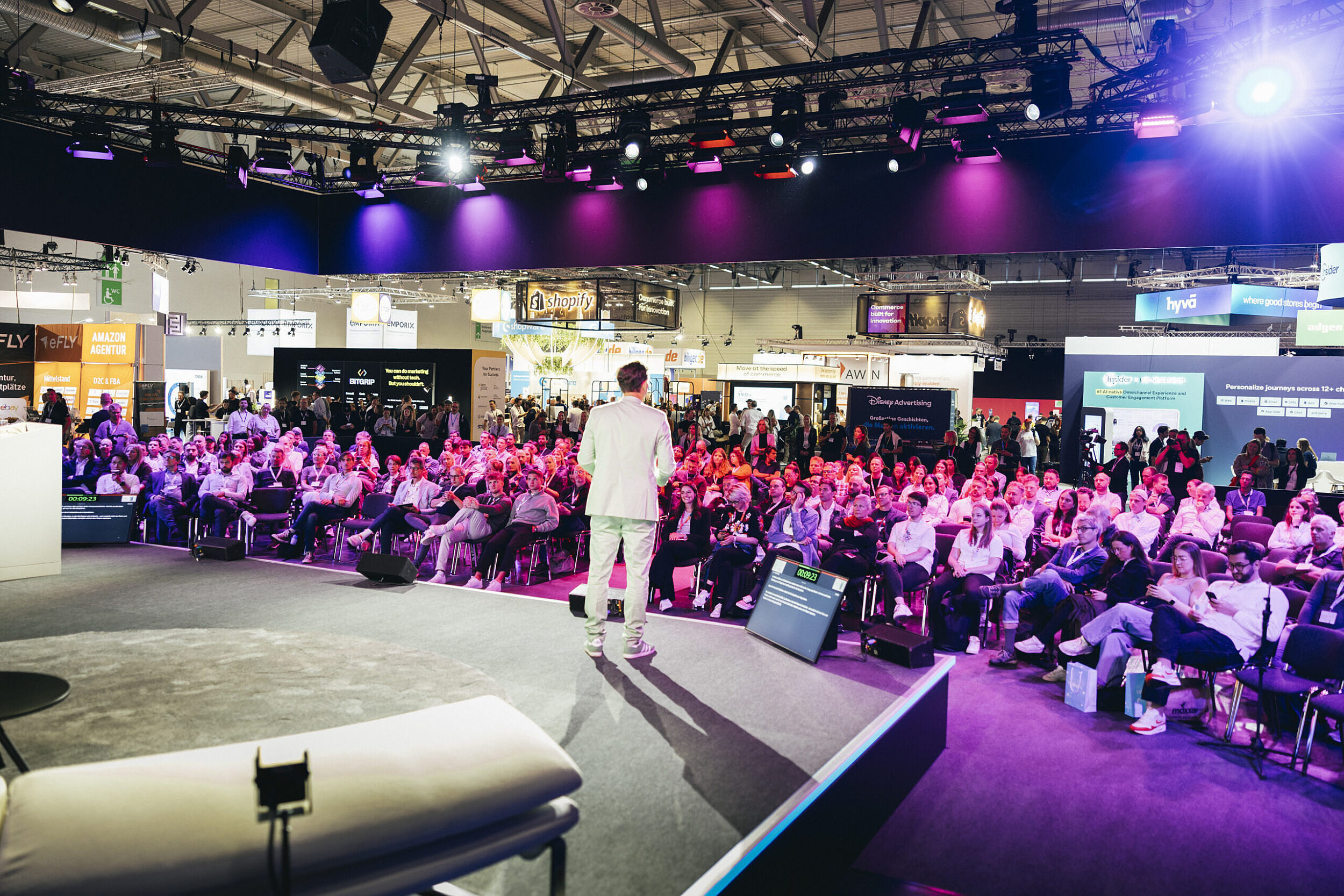 World of Commerce WoC