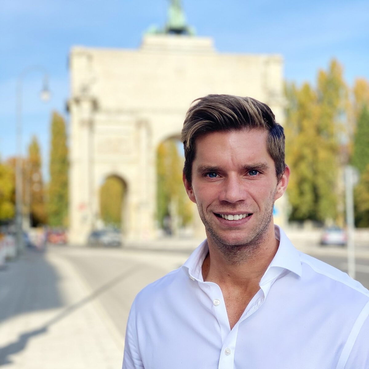 Maximilian Lux, Head of Enterprise Sales DACH, LinkedIn Sales Solutions, verrät uns, wie Social Selling idealerweise funktionieren sollte.