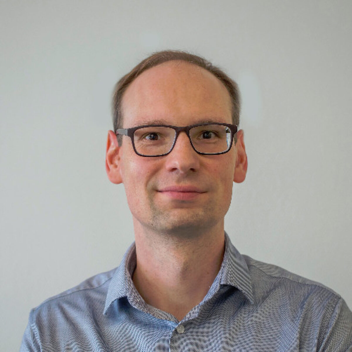 Porträt von Dirk Hahn von Schwarz Digits und dem BVDW. 