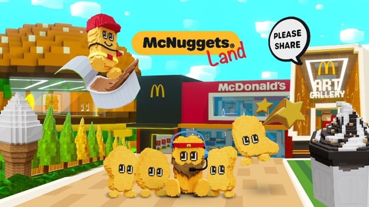 Digital animierte McNugget-Figuren stehen vor einem McDonald’s Restaurant.