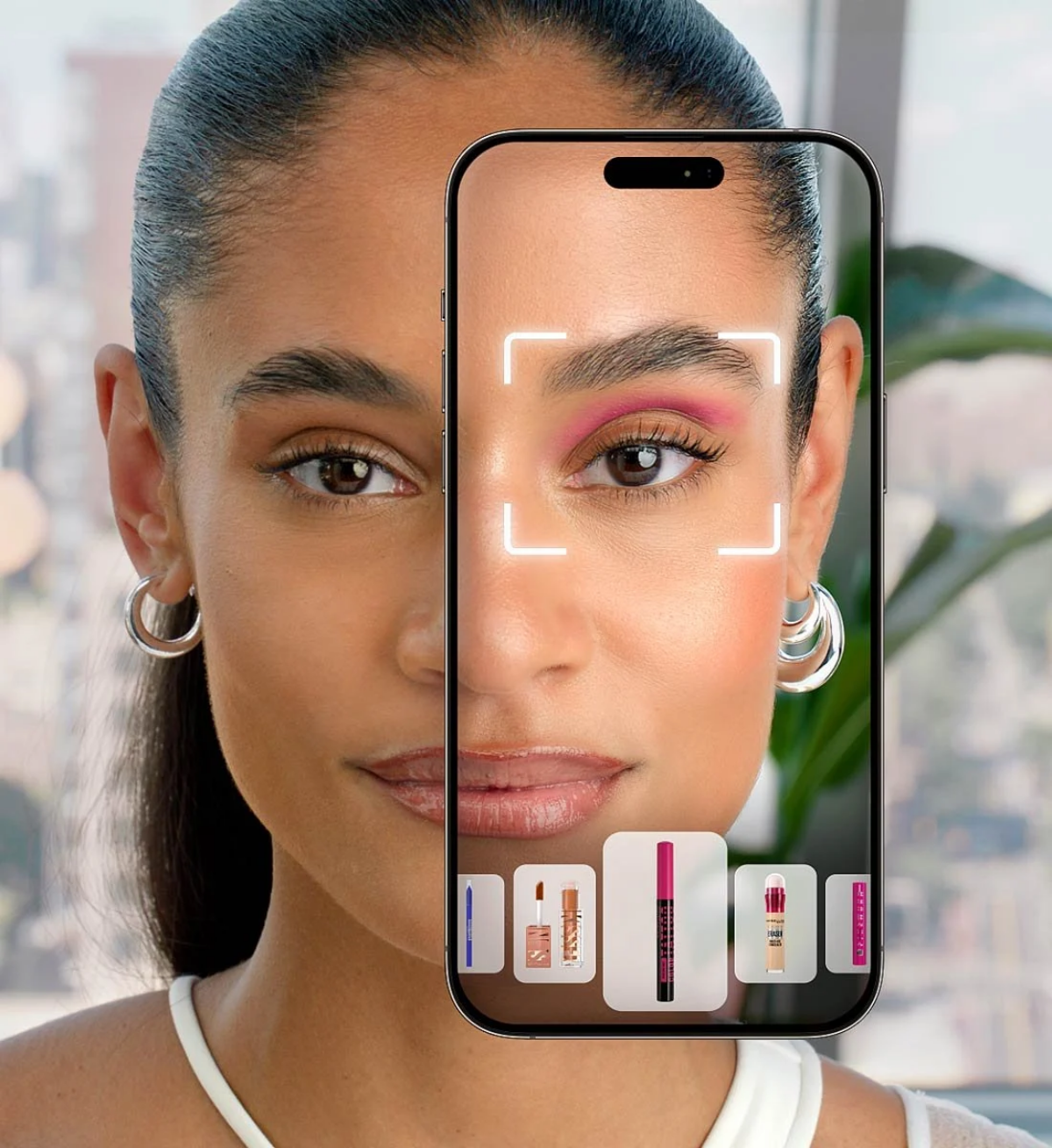 Eine junge Frau simuliert im Online Shop von Maybelline, wie Make-up in einer bestimmten Farbe an ihr aussieht. 