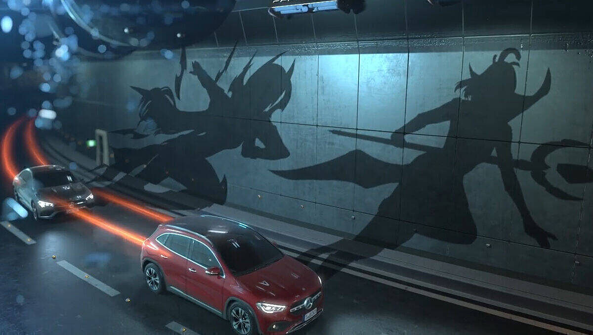 Markenrelevanz: Zwei Mercedes-Benz-Fahrzeuge fahren durch einen Tunnel, ihre Schatten an der Wand erscheinen als epische League-of-Legends-Champions.