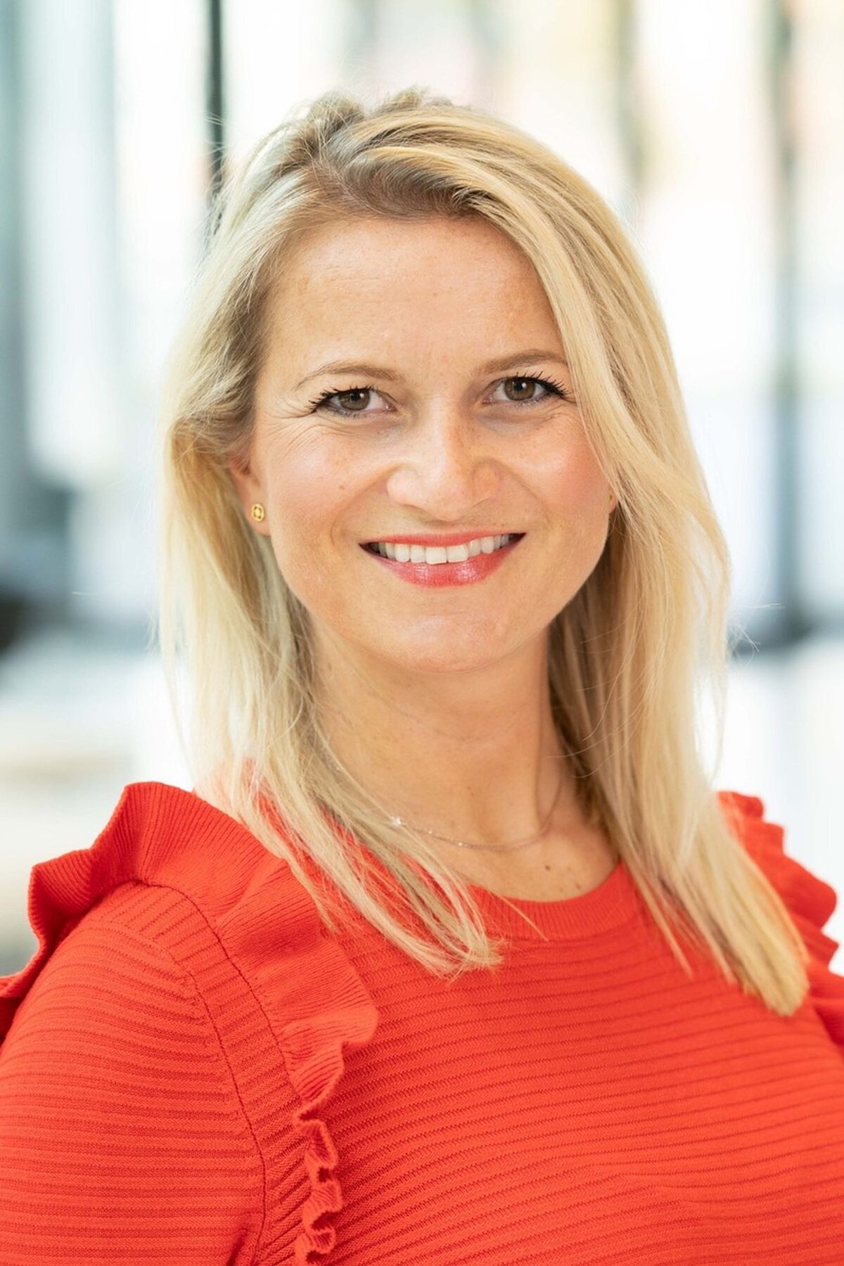 Headshot of Alma Lipa, CDMO at L’Oréal (DACH) and one of the speakers at the DMEXCO CMO Summit 2025 